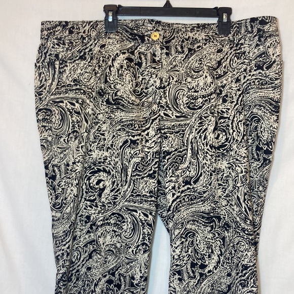 Susan Graver Black & White Floral Patterned Cropped Capri Pants Size 22W - Picture 3 of 8